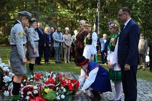 Delegacja szkoły (dyrektor szkoły p. Piotr Kloczkowski, p. Kinga Kołecka - Konkol oraz uczniowie) składają kwiaty pod pomnikiem w Kaliskach.