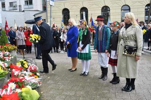 Delegacja szkoły (wicedyrektor szkoły p. Małgorzata Jaworowska, p. Kinga Kołecka - Konkol oraz uczniowie) składają kwiaty pod pomnikiem Świętego Brunona.