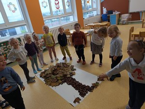 Dzieci z oddziału przedszkolnego (4 - latki) prezentują pracę plastyczną - drzewo wykonane z liści.