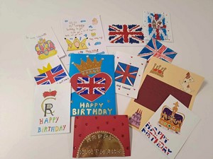 Kartki urodzinowe dla Króla Karola III wykonane przez uczniów szkoły.