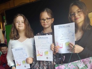 Uczennice, które zdobyły 3 miejsce oraz wyróżnienie w konkursie plastycznym pt. "Fryderyk Chopin w Gdańsku" prezentują się do zdjęcia.