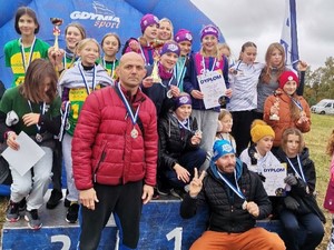 Uczennice, które zdobyły 1 miejsce w eliminacjach wojewódzkich Igrzysk Dzieci w sztafetowych biegach przełajowych prezentują się do zdjęcia.