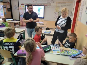 Nauczyciele p. Ewa Derbich i p. Bartłomiej Kulwikowski przyglądają się pracy uczniów podczas szkolenia w szkole Osnovna šola Dobje w Słowenii.