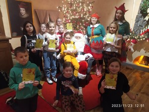 Uczniowie z klasy 3b prezentują się do zdjęcia wraz ze Świętym Mikołajem.