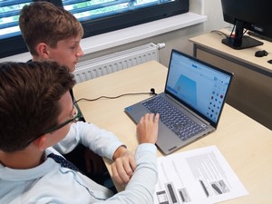 Uczniowie uczestniczący w projekcie "Modelowanie 3d – wprowadzenie do technologii druku 3d w szkole" pracują przy komputerze.