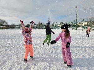 Dzieci z oddziału przedszkolnego (zerówka 03) bawią się na śniegu.