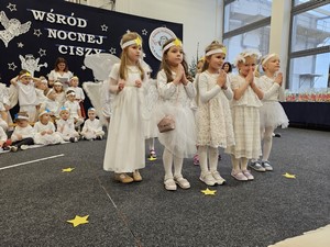Dzieci z oddziału przedszkolnego (4 - latki) stoją na scenie podczas występu jasełkowego.