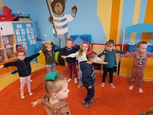 Dzieci z oddziału przedszkolnego (oddział "Miś Uszatek") ćwiczą w sali lekcyjnej.