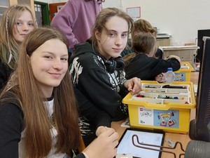Uczennice uczestniczące w mobilności do szkoły w Czechach (ERASMUS+) pracują z zestawem klocków LEGO podczas zajęć z informatyki.