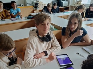 Uczniowie uczestniczące w mobilności do szkoły w Czechach (ERASMUS+) siedzą przy stolikach podczas lekcji w szkole w Czechach.