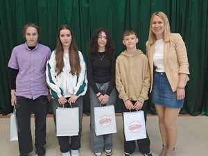 Uczniowie uczestniczący w Powiatowym Konkursie Języka Angielskiego "Boost your creativity" prezentują się do zdjęcia wraz z opiekunem p. Lidią Jończak.