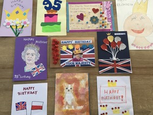 Kartki urodzinowe dla Królowej Elżbiety II wykonane przez uczniów szkoły z okazji urodzin.