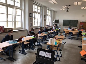 Uczniowie podczas zajęć w sali lekcyjnej w szkole w Niemczech.