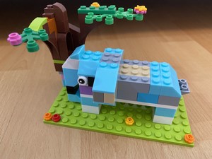 Słoń Trąbalski zbudowany z klocków LEGO - praca ucznia.