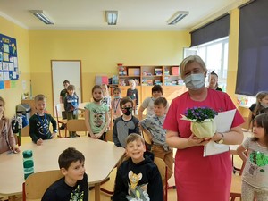 Pielęgniarka szkolna wraz z dziećmi z zerówki podczas pogadanki.