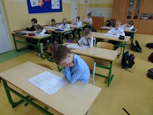 Uczniowie klasy trzeciej piszą Test Umiejętności Trzecioklasisty.