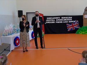 Zastępczyni Burmistrza Kartuz oraz Dyrektor Szkoły podczas rozstrzygnięcia Powiatowego Konkursu z Języka Angielskiego.