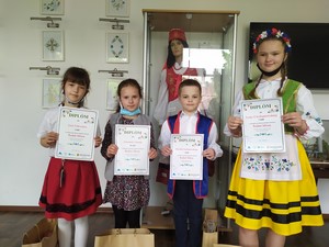 Uczniowie prezentują dyplomy i nagrody jakie uzyskali w Konkursie Recytatorskim Literatury Kaszubskiej "Rodnô Mòwa"