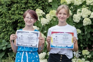 Uczennice z klasy 6b prezentują dyplomy zdobyte w konkursie "Lokalna Społeczność dzieciom bajki pisze...".