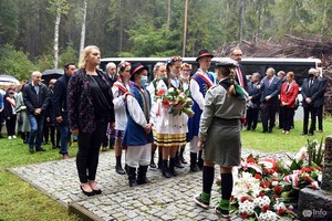 Delegacja "Dwójki" składa kwiaty pod pomnikiem pomordowanych na Kaliskach.