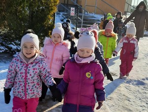 Dzieci z oddziału przedszkolnego (3 - latki) wychodzą przed szkołę.