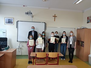 Zwycięzcy konkursu językowo - plastycznego wraz z organizatorkami konkursu oraz dyrektorem szkoły prezentują się do zdjęcia.