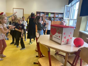 Dzieci w Świetlicy Szkolnej bawią się przy pudełku "Poczta Walentynkowa".