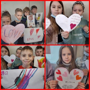 Uczniowie prezentują swoje prace plastyczne, wykonane z okazji Walentynek.