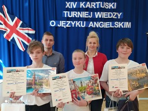 Uczniowie, którzy odebrali nagrody w XIV Turnieju Wiedzy o Języku Angielskim prezentują się do zdjęcia.