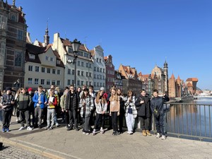 Uczniowie z klasy 7bd prezentują się do zdjęcia podczas wycieczki do Gdańska.