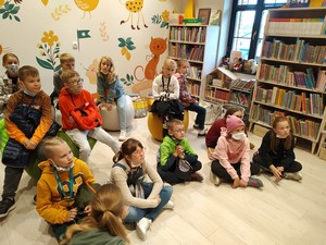 Uczniowie klasy 3c siedzą w sali Biblioteki Publicznej.