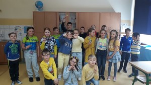 Uczniowie klasy 2a przebrani z okazji Dnia Ukraińskiego prezentują się do zdjęcia.