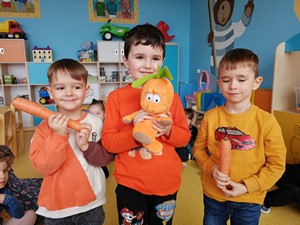 Dzieci z oddziału przedszkolnego (3 - latki) prezentują marchewki.
