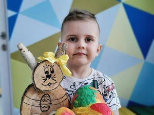 Dziecko z oddziału przedszkolnego (3 - latki) - Filip Lange prezentuje wykonaną pracę plastyczną na konkurs "Ozdoba Wielkanocna".