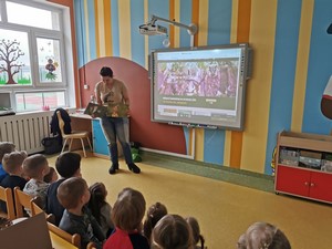 Pani Edyta Słomczyńska przedstawia dzieciom z oddziałów przedszkolnych prezentację o sowach.