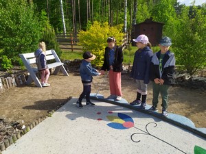 Uczniowie z klas 1 grają w minigolfa w Parku Rozrywki Minigolf na Mapie Kaszub.