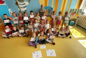 Dzieci z oddziału przedszkolnego (4 latki) prezentują się z certyfikatami do zdjęcia.