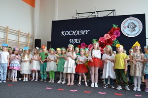 Dzieci z oddziału przedszkolnego (zerówki) śpiewają podczas uroczystości z okazji Dnia Mamy i Taty.