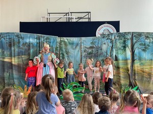 Dzieci z oddziału przedszkolnego stoją na scenie podczas spektaklu teatrzyka Margos.