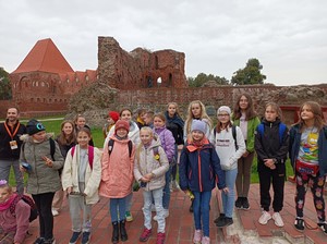 Uczniowie z klasy 5 podczas zwiedzaania ruin zamku w Toruniu.