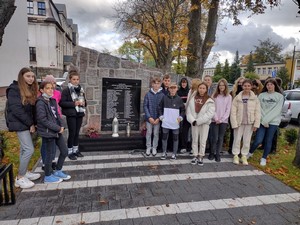 Uczniowie "Dwójki" przed pomnikiem pomordowanych nauczycieli powiatu kartuskiego.