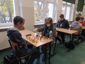 Piotr Wesołowski (szachista z Dwójki) gra partię szachową ze swoim przeciwnikiem.