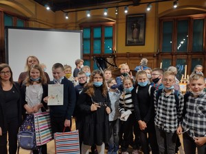 Uczniowie prezentują dyplomy i nagrody po rozstrzygnięciu konkursu "Młody Chopin w Gdańsku".