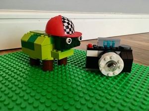 Praca z klocków LEGO wykonana przez jednego z uczniów.