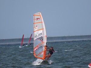 Kalina Szostek płynie na desce windsurfingowej.