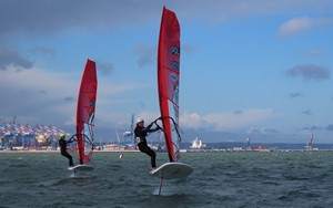 Kalina Szostek (7a) pynie na desce windsurfingowej po jeziorze.