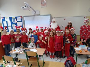 Uczniowie wraz z Mikołajem prezentują się do zdjęcia.