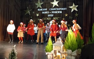 Uczniowie prezentują świąteczną piosenkę podczas XXII Koncertu Charytatywnego "Dzieci - Dzieciom" na scenie w Kartuskim Centrum Kultury.