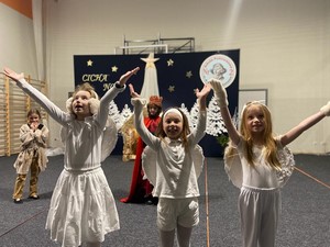 Dzieci z zespołu teatralnego Świetliki przedstawiają jasełka na sali gimnastycznej.