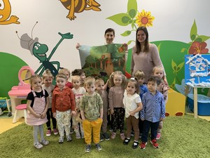 Dzieci z oddziału przedszkolnego (4 - latki) wraz z wychowawczynią oraz p. Joanną Kuśnierz z Kaszubskiego Parku Krajobrazowego prezentują się do zdjęcia.